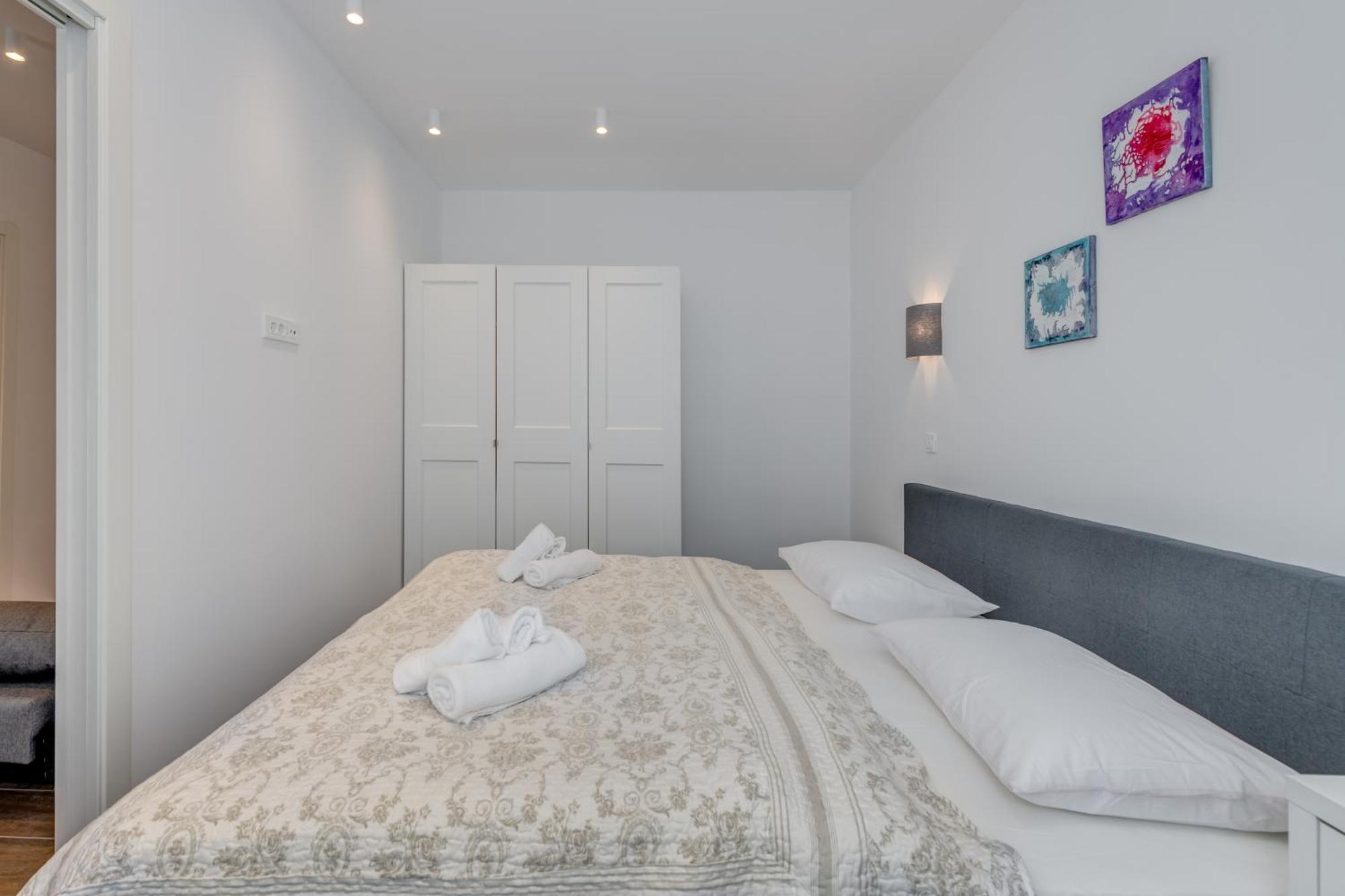 Centrally Located Apartments, Free Parking