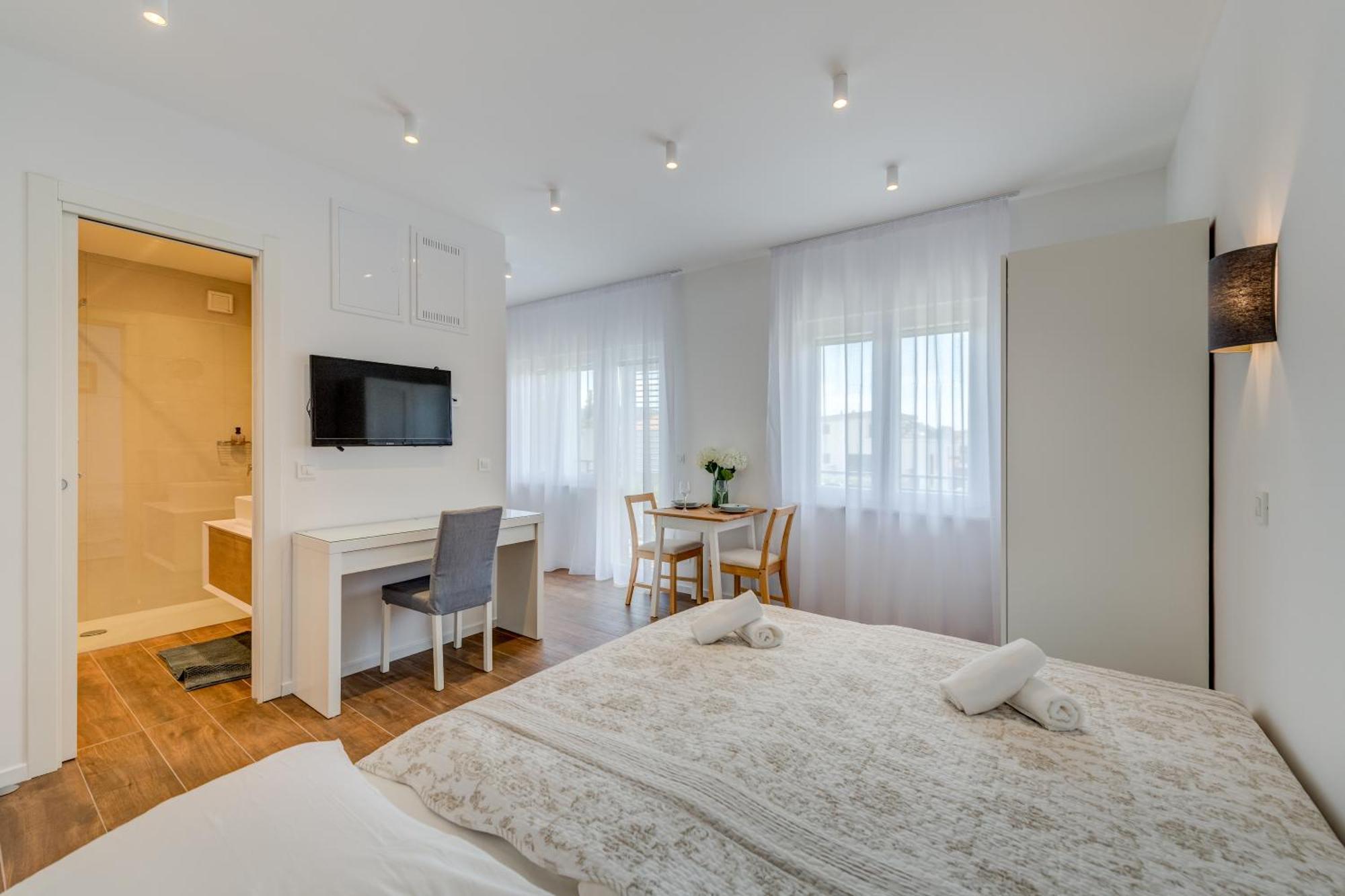 Centrally Located Apartments, Free Parking *