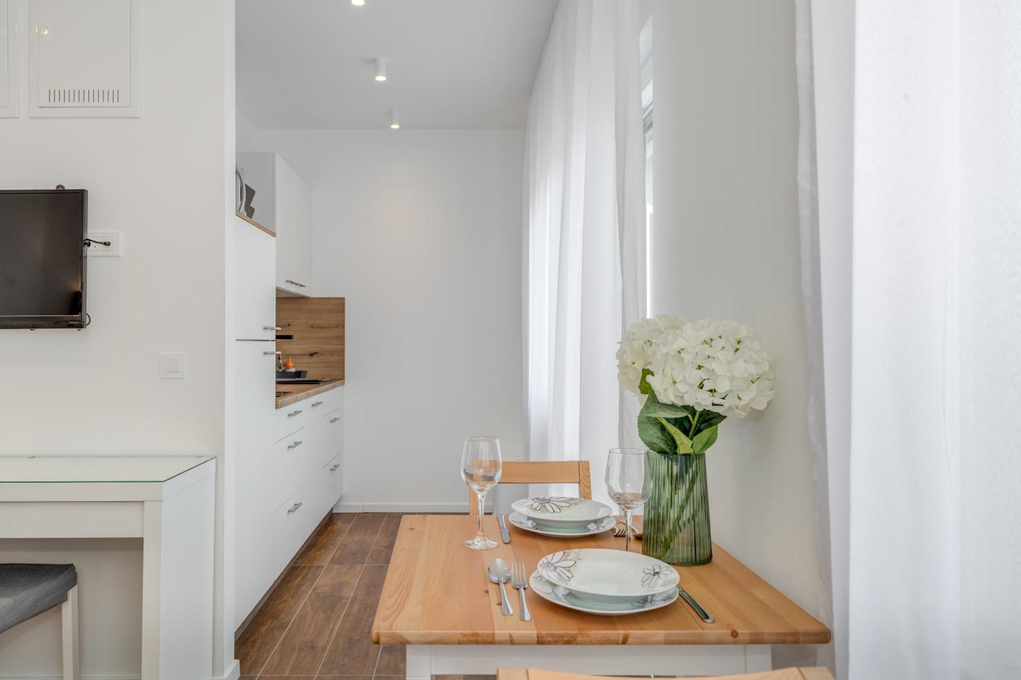 Centrally Located Apartments, Free Parking