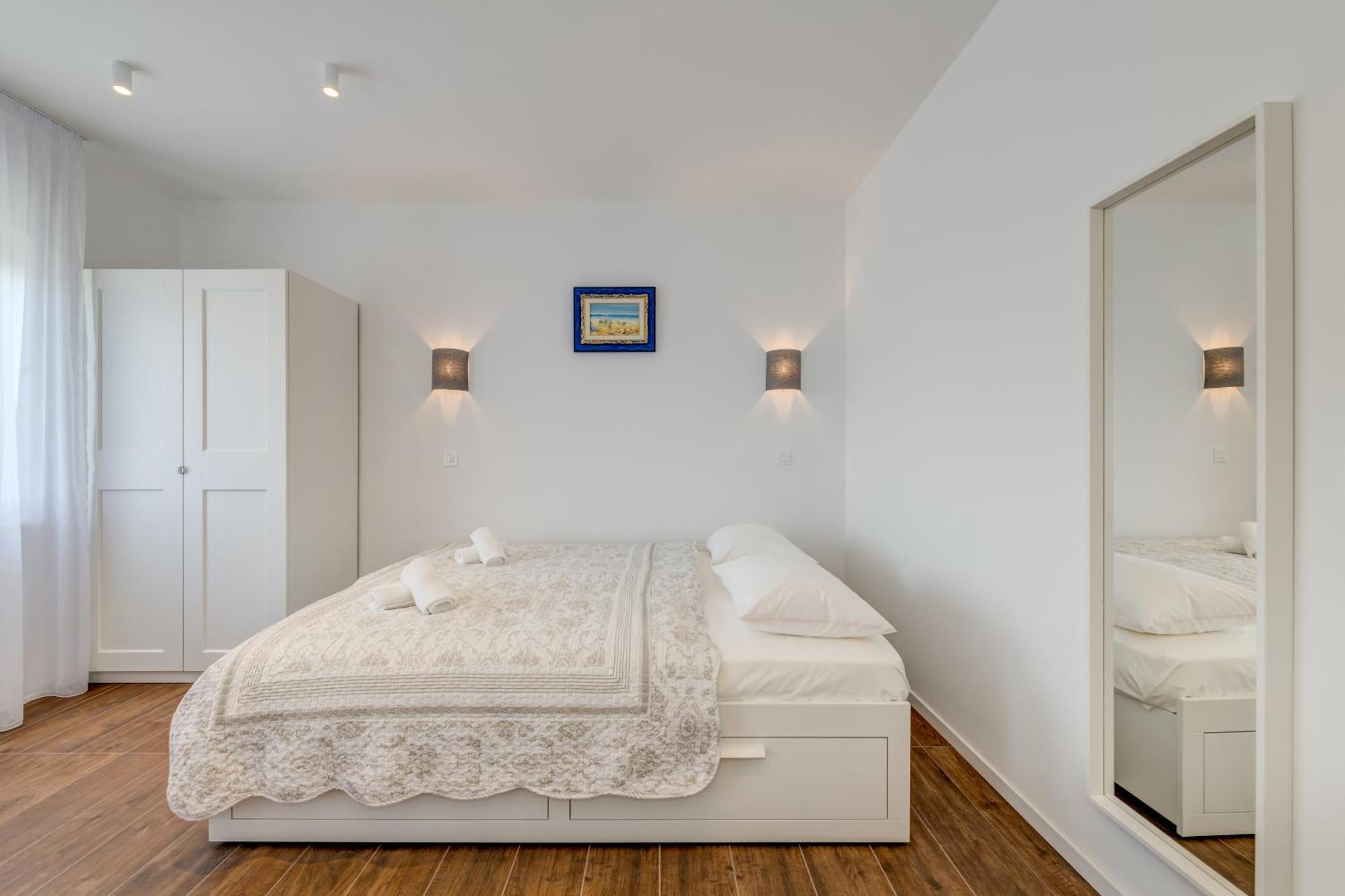 Centrally Located Apartments, Free Parking *