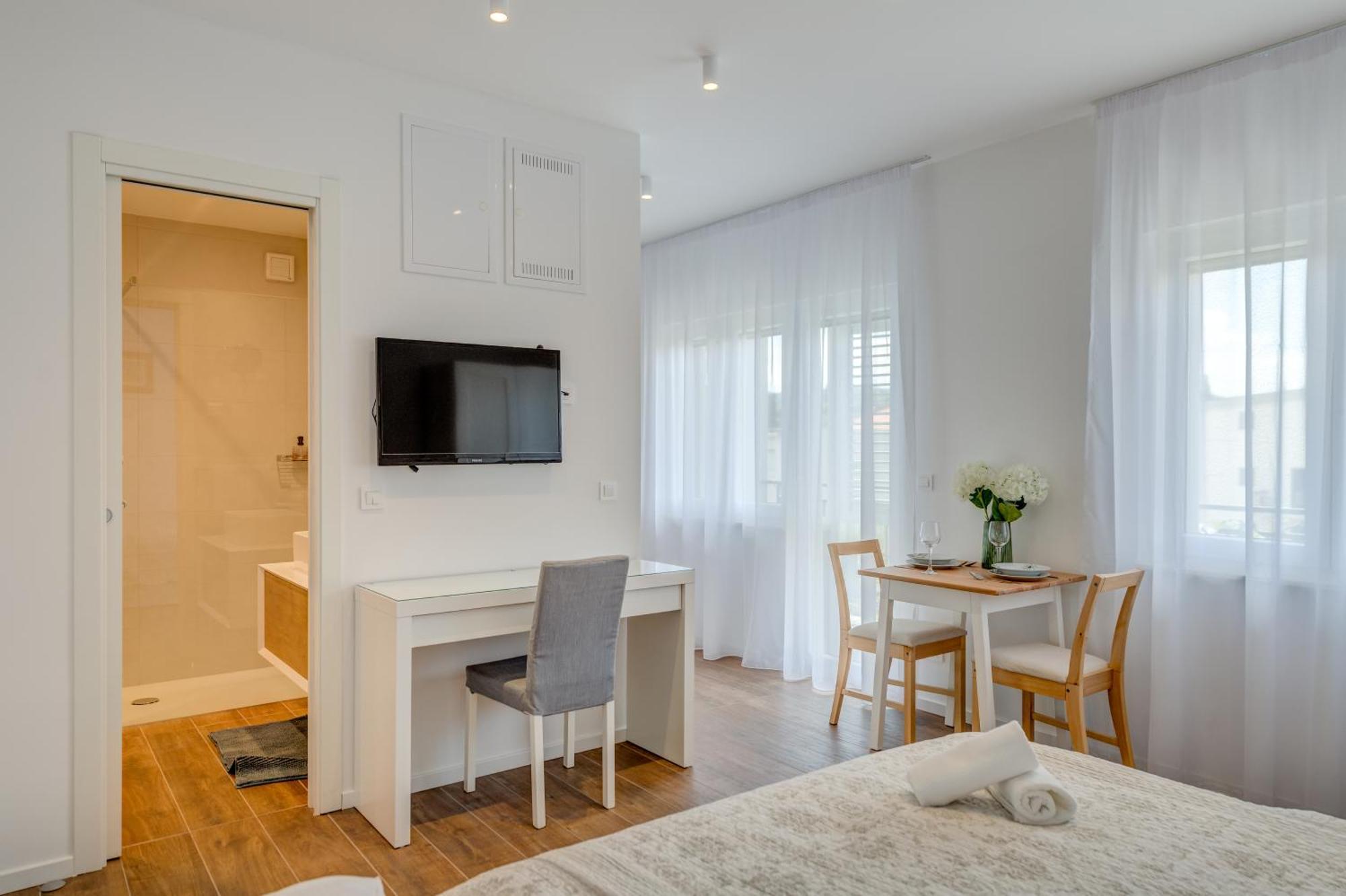 Centrally Located Apartments, Free Parking