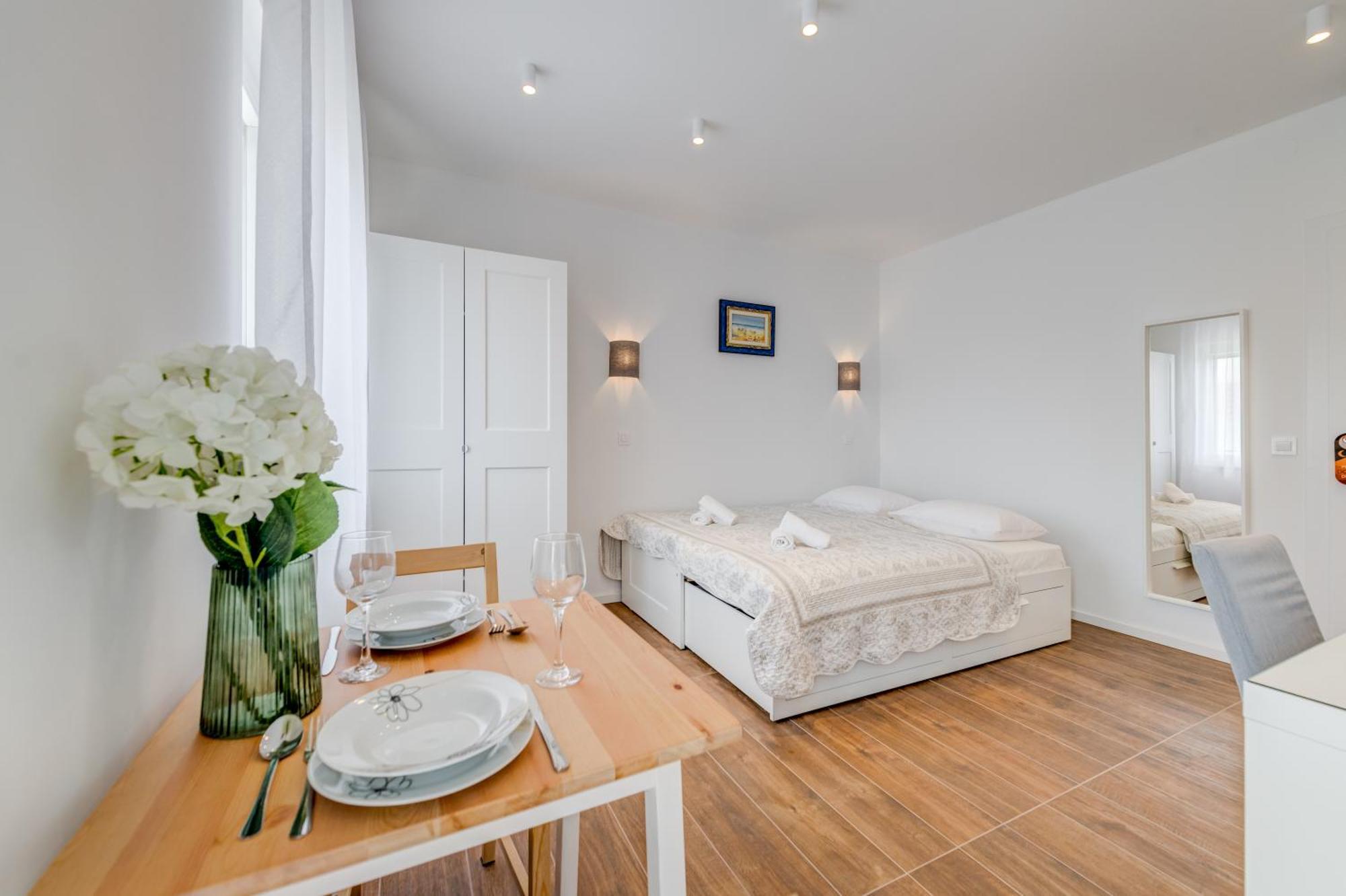 Centrally Located Apartments, Free Parking *