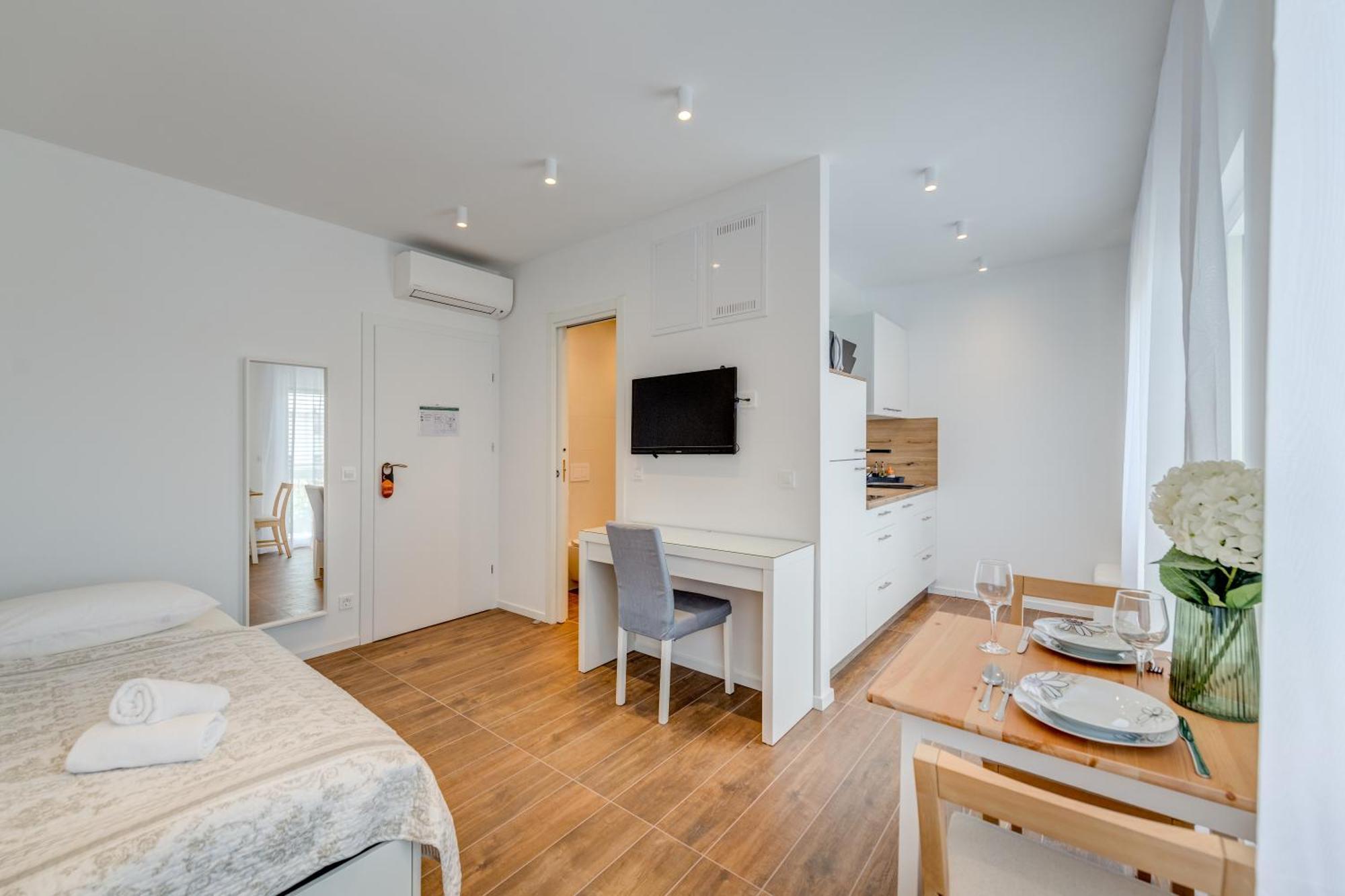 Centrally Located Apartments, Free Parking *
