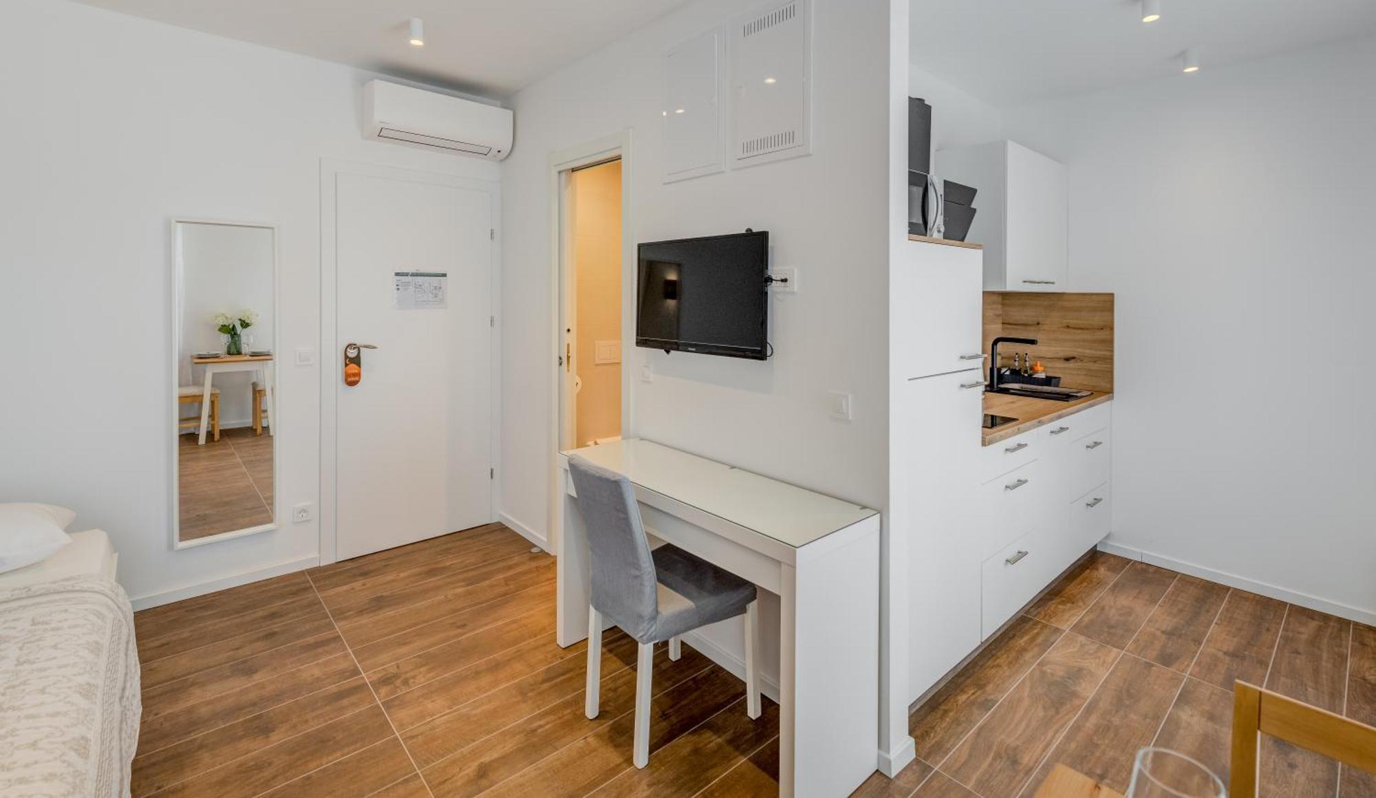 Centrally Located Apartments, Free Parking *